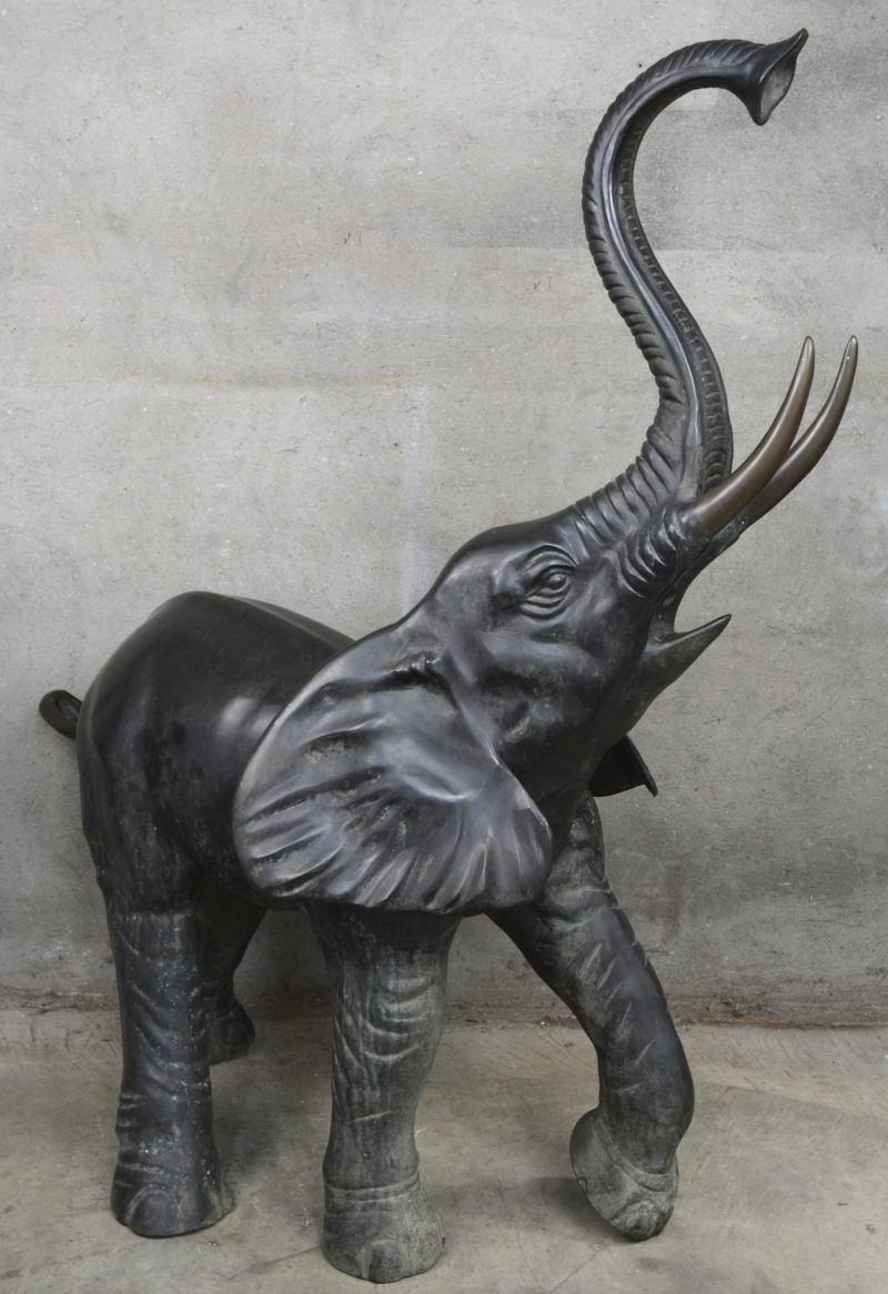 Een bronzen olifant met opgeheven slurf.