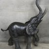 Een bronzen olifant met opgeheven slurf.