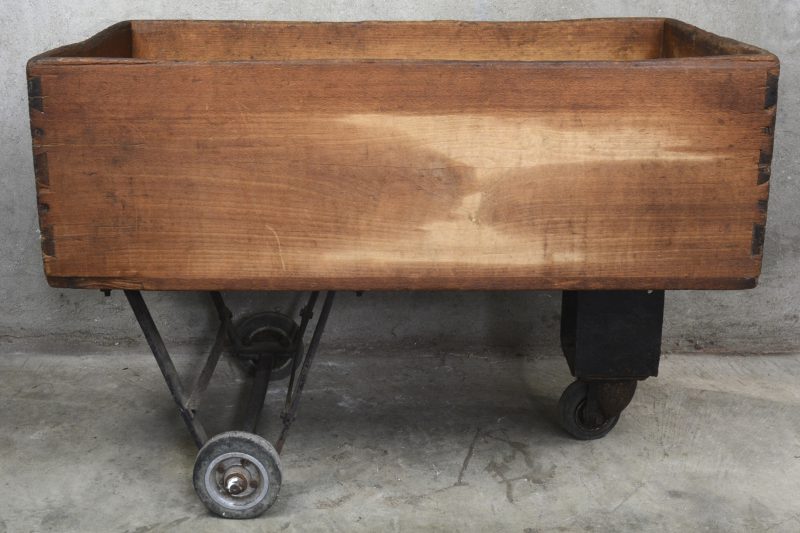 Een antieke fabriekskar, vermoedelijk van de steenbakkerijen in Boom.