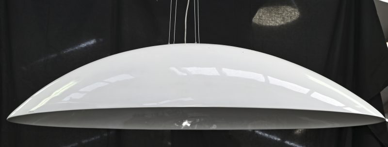 Een grote ovale hanglamp met kunststoffen kap.