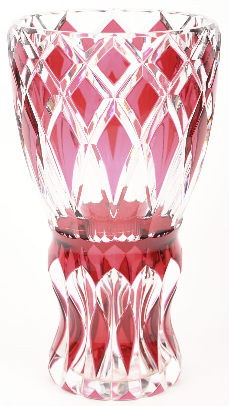 Een kelkvormige vaas van VSL Kristal, rood in de massa gekleurd. Minieme schilferschade aan de basis. Onderaan getekend.