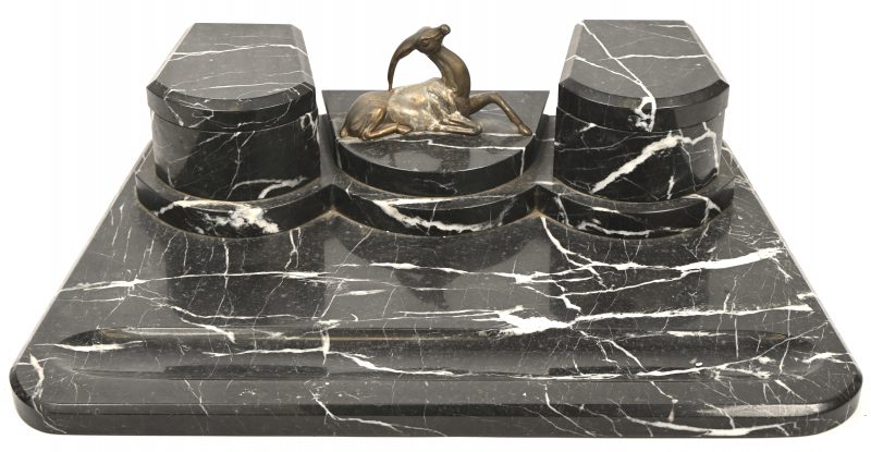 Een art deco bureauset van zwart marmer. Met een bronzen ornament in de vorm van een springbok.