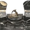 Een art deco bureauset van zwart marmer. Met een bronzen ornament in de vorm van een springbok.