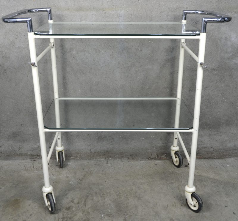 Een trolley voor medisch materiaal, vintage ziekenhuismateriaal. Met twee glazen bladen.