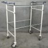 Een trolley voor medisch materiaal, vintage ziekenhuismateriaal. Met twee glazen bladen.