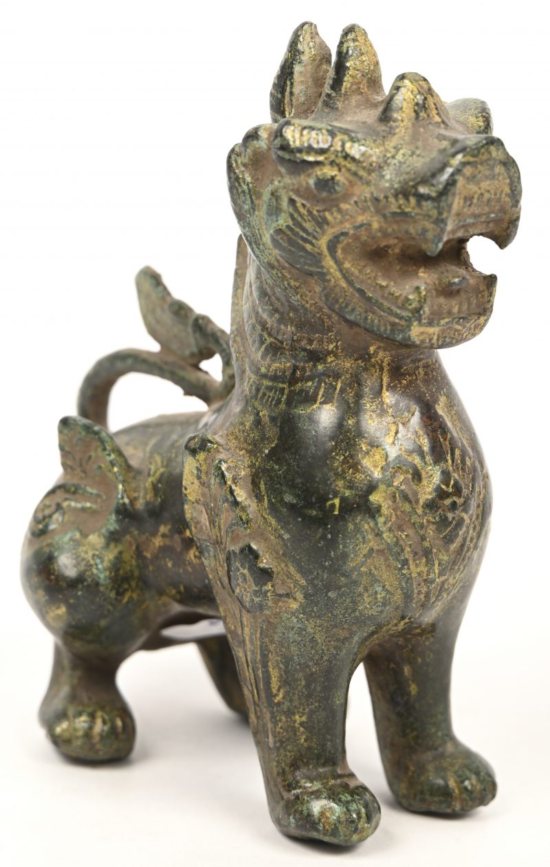 Een bronzen groengepatineerde Fo-Hond.