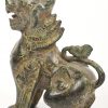 Een bronzen groengepatineerde Fo-Hond.