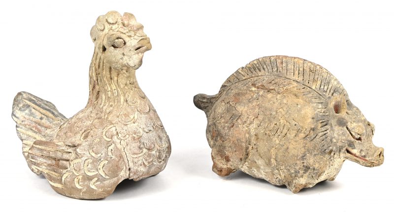Een paar terra cotta beeldjes in de vorm van een everzwijn en een kip.
