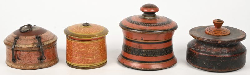 Een lot van vijf kleine houten doosjes, gevarieerde herkomst.