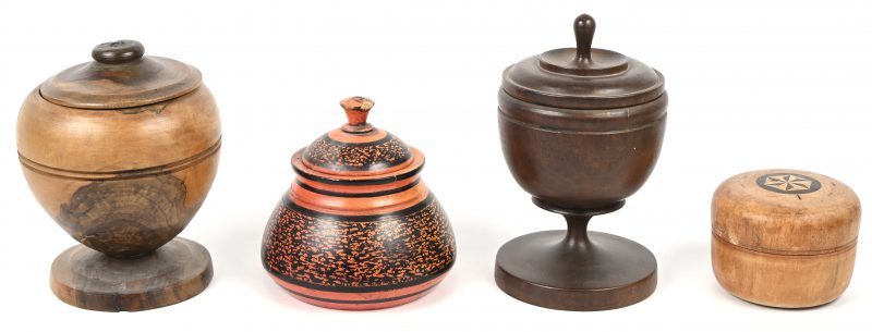 Een lot van vier kleine houten voorraaddoosjes.