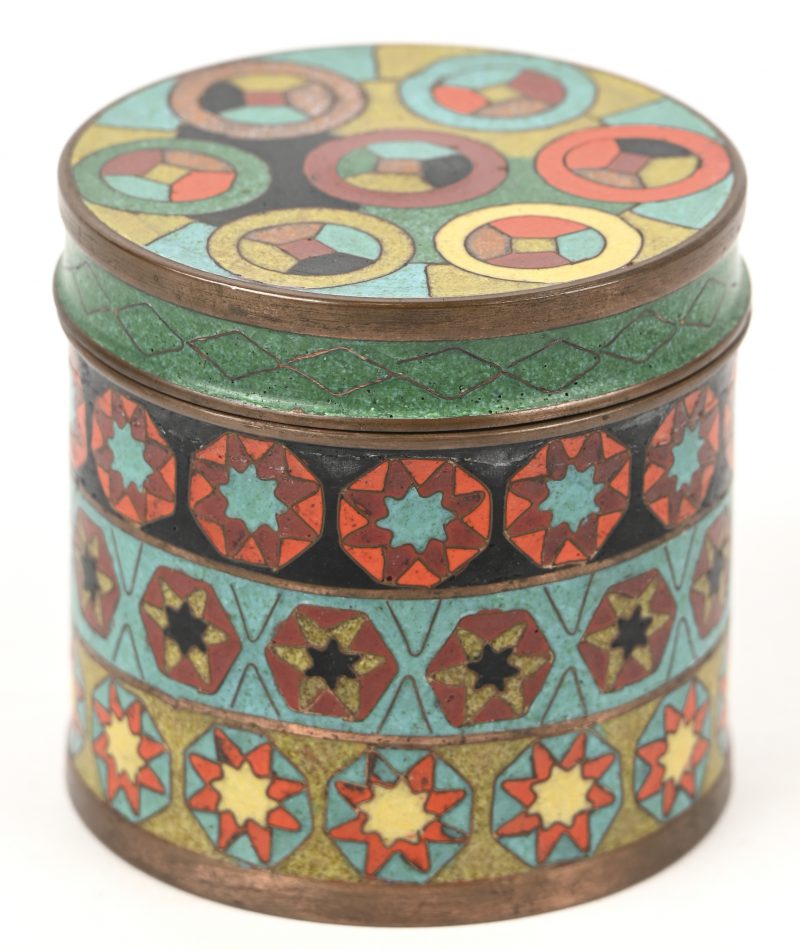 Een klein cloisoné potje met deksel. Versierd met geometrische patronen.