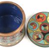 Een klein cloisoné potje met deksel. Versierd met geometrische patronen.