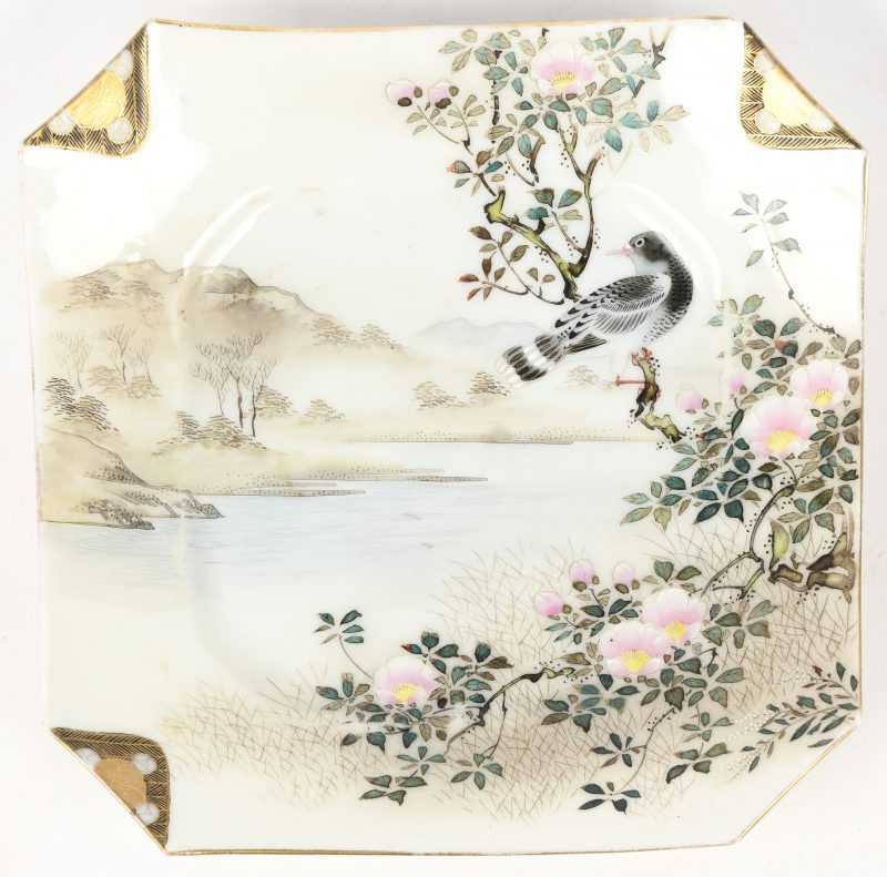 Japans sierschaaltje, met een vogel en bloesemtak in het decor. Onderaan gemerkt.