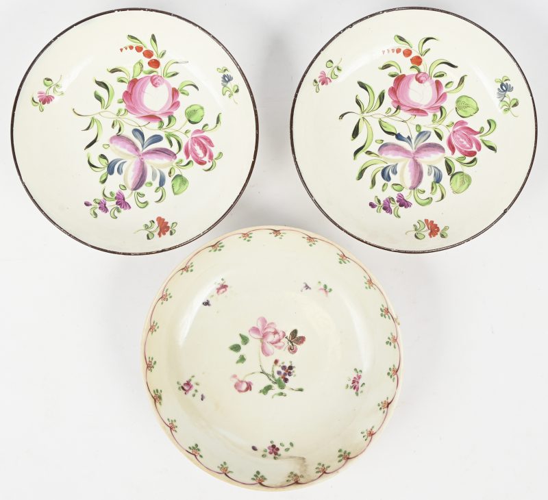 Een lot van drie Franse sierbordjes met bloemen in het decor.