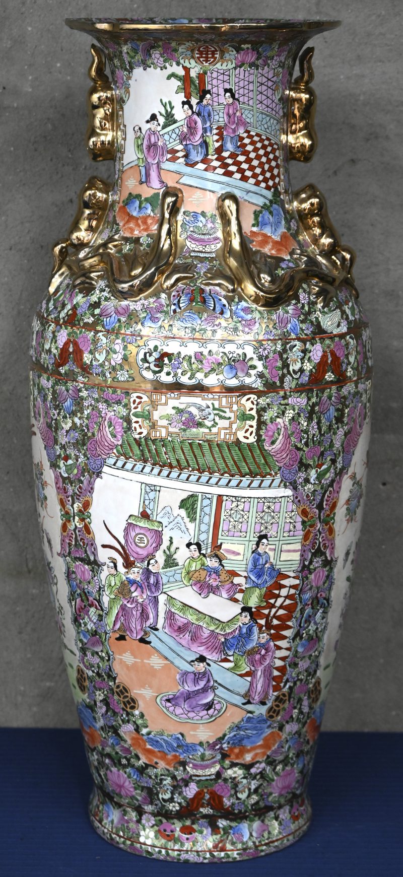 Een grote balustervaas van veelkleurig Chinees porselein.