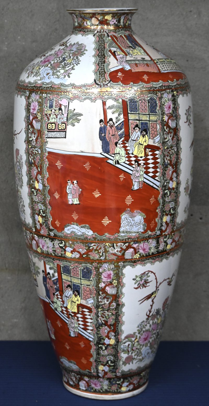 Een grote kruikvormige vaas van veelkleurig Chinees porselein, famille rose.