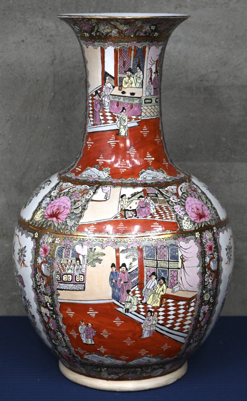 Een grote bolvormige kraagvaas van veelkleurig Chinees porselein, famille rose.