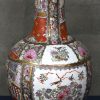 Een grote bolvormige kraagvaas van veelkleurig Chinees porselein, famille rose.