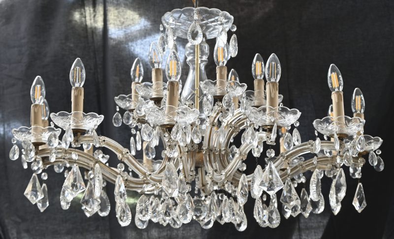 Een grote Marie-Therèse luchter met 18 lichtpunten.