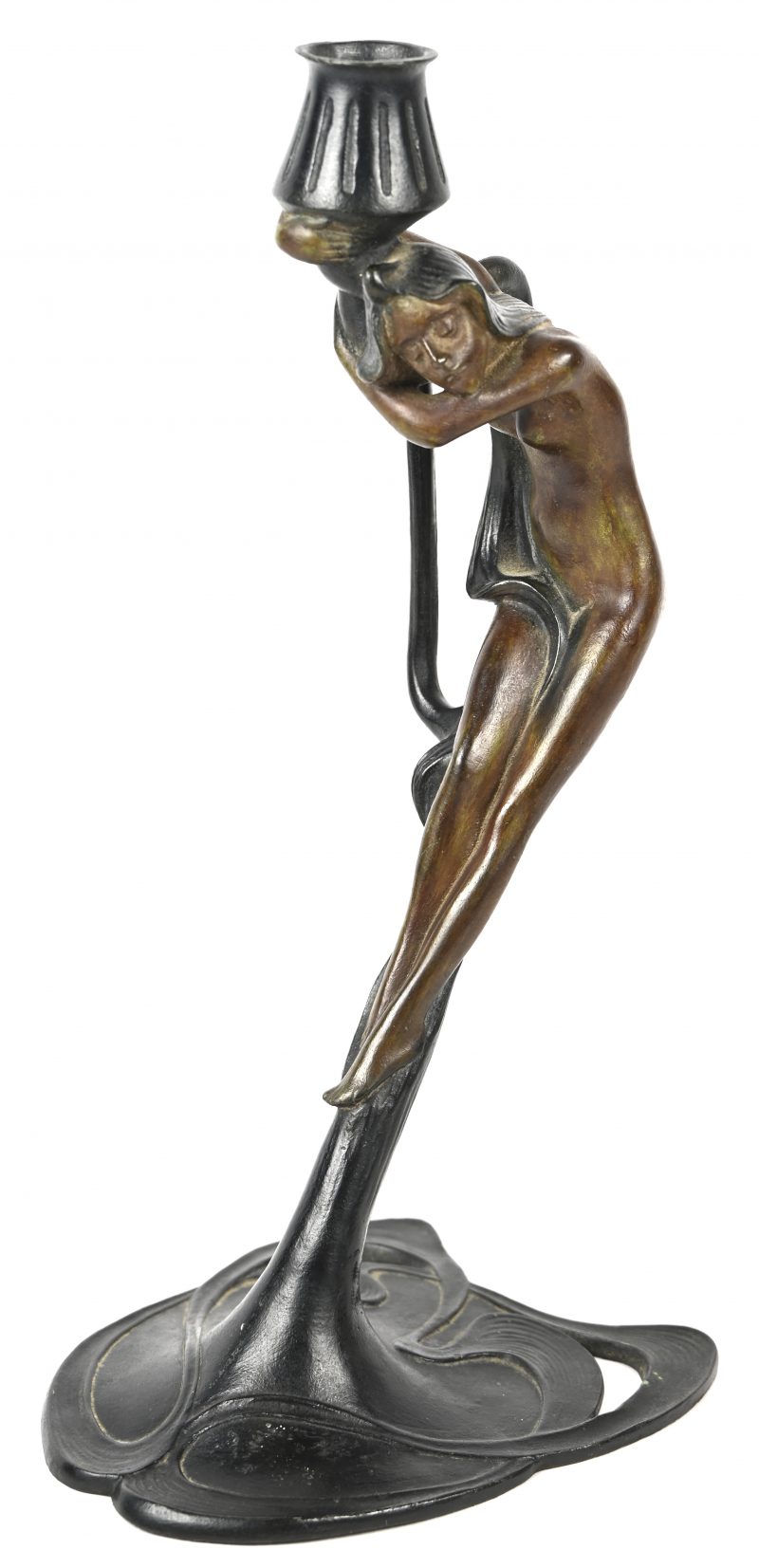 Een bronzen kandelaar in art nouveau stijl met de beeltenis van een naakte dame, gemerkt MMA 1988.