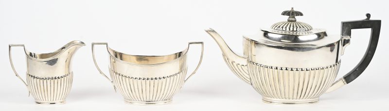 Een verzilverd metalen theeset bestaande uit een theepot, een melkkannetje en een suikerpot.