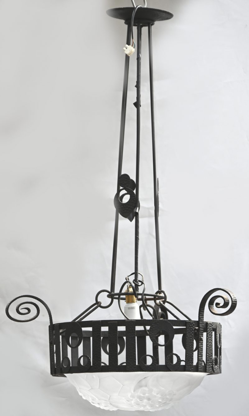 Een art deco luchter, smeedijzer en persglas. Het glas is gemerkt Ros.