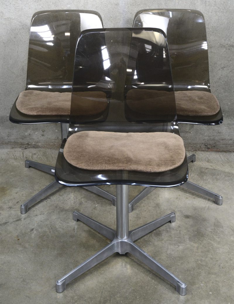 Een set van drie vintage stoelen, plexiglas op centrale voet. Gemerkt; ARFORM, Brasil.