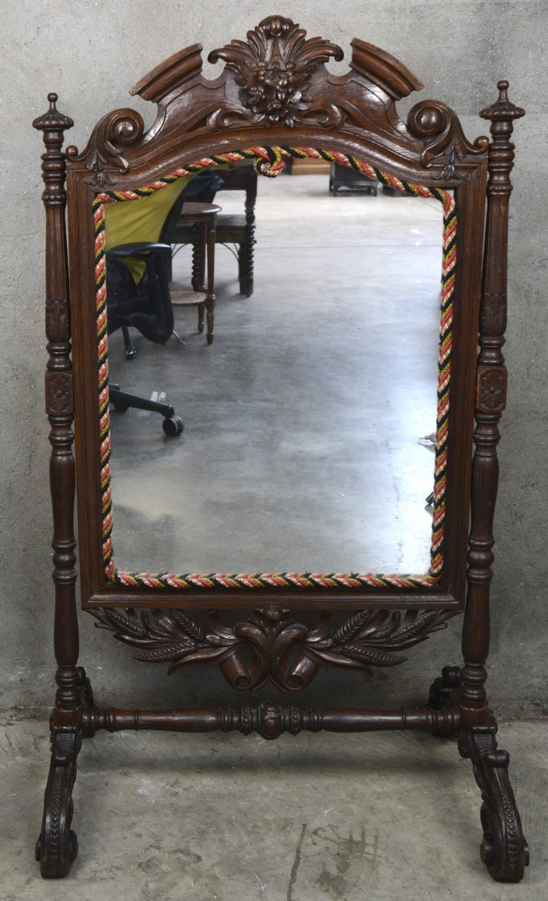 Halfhoge staande spiegel in een gesculpteerde kader.