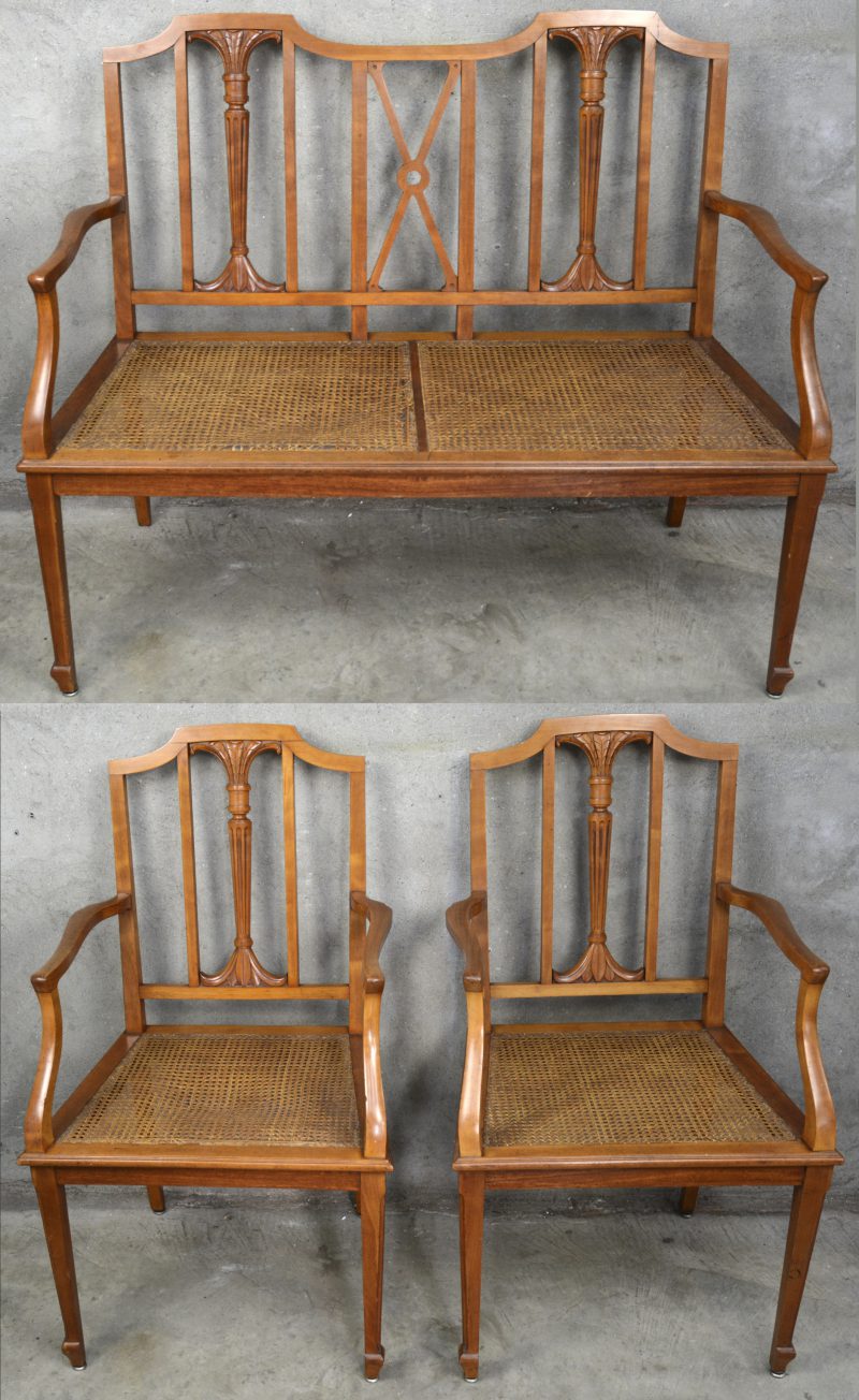 Een zitbank met twee armstoelen van kerselaar, met gevlochten zit. Te herstellen. Zithoogte 45 cm.