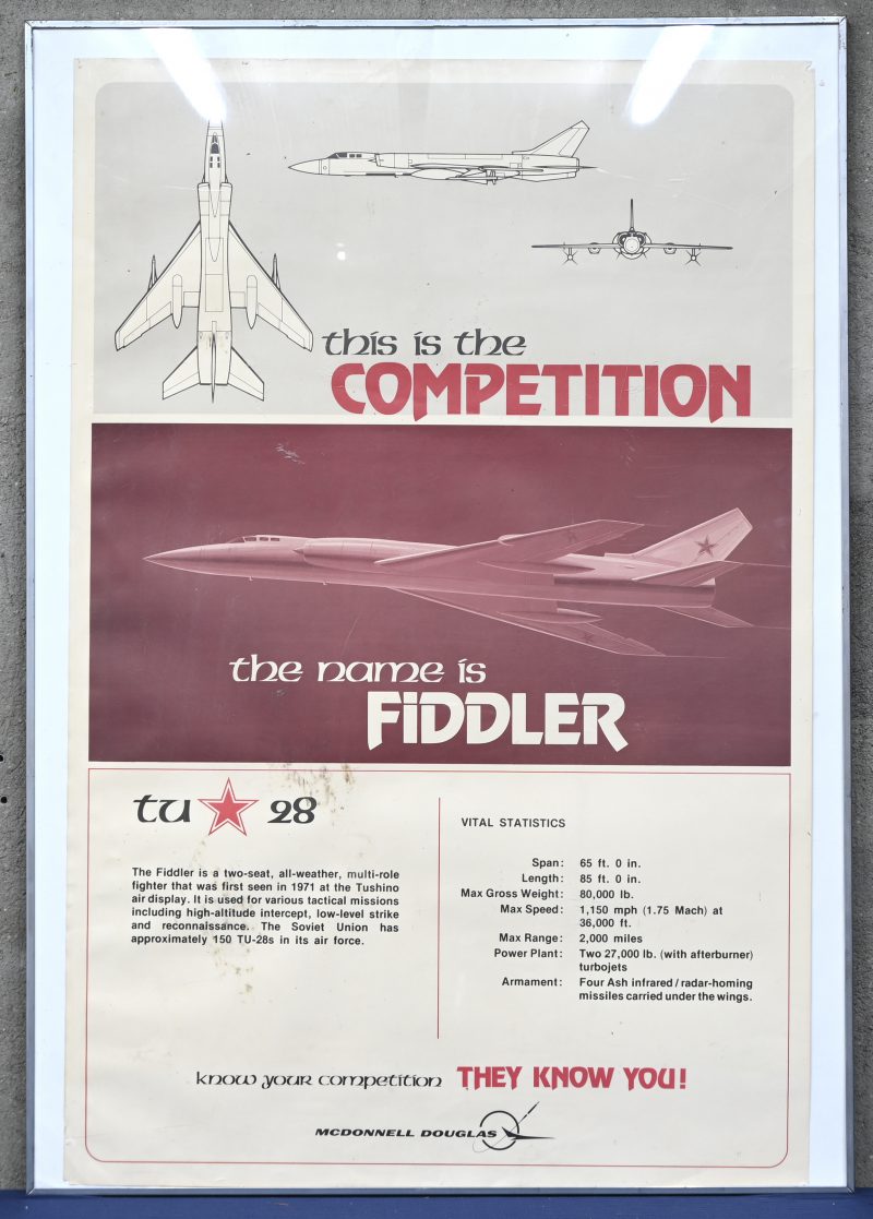 “ The name is Fiddler”. Een poster van vliegtuigen in kader.