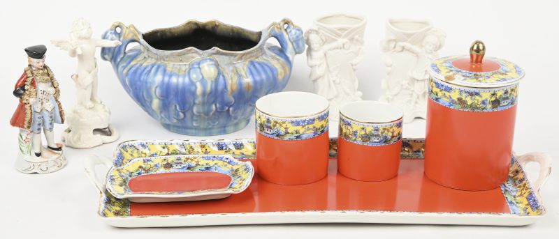 Een gevarieerd lotje porselein, biscuit en geglazuurd aardewerk bestaande uit een coupe, 2 vaasjes en 2 beeldjes. Toegevoegd een porseleinen set gemerkt H&C Chodau bestaande uit een langwerpige schaal, een klein schaaltje en drie potjes waarvan 1 met (beschadigd) deksel.