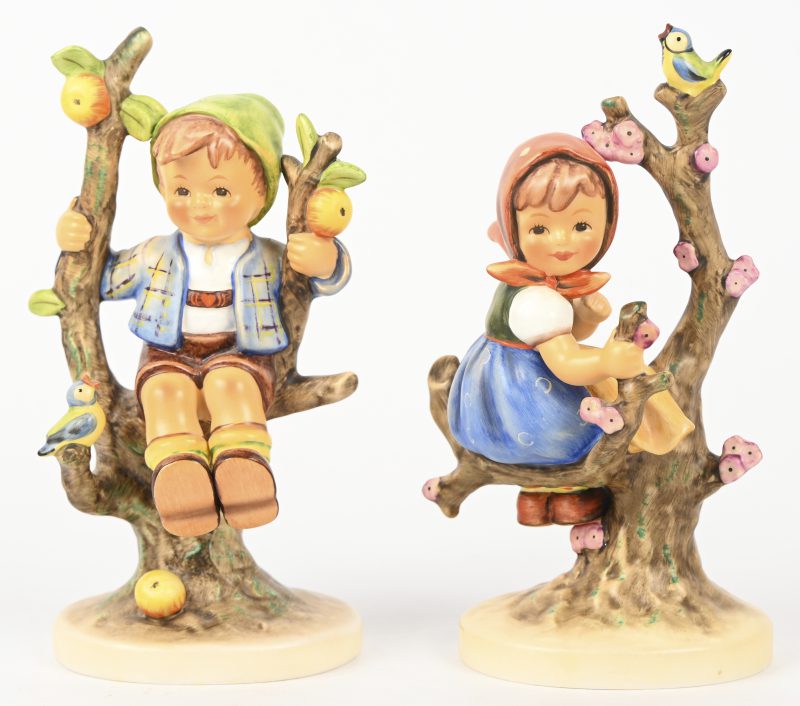 Een set van 2 Hummeltjes, Apple Tree Boy nr 142/1 en Apple Tree Girl nr 141/1.
