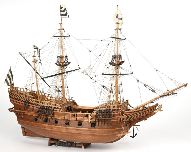 Een schaalmodel van een galjoen. ‘Roter Löwe’.