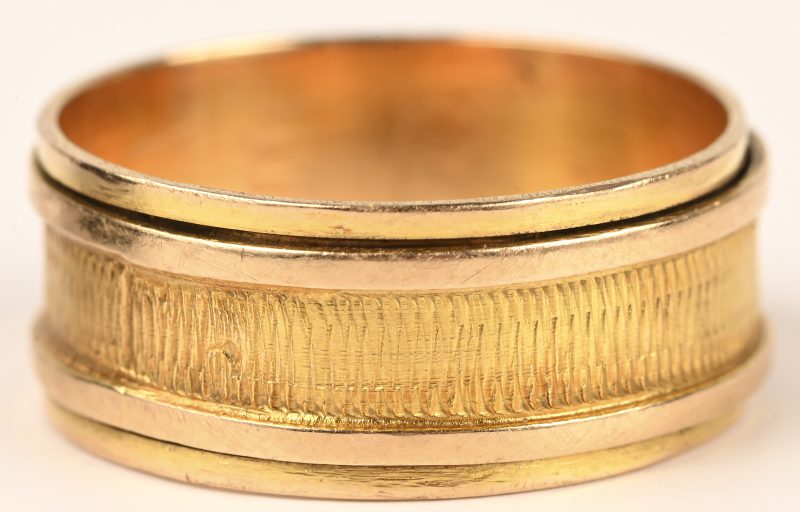 Een 18 kt geelgouden ring.