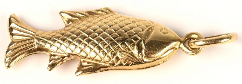 Een 18 kt geelgouden hangertje in de vorm van een vis.