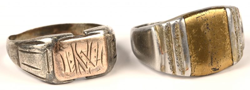 Een lot van twee zilveren ringen.