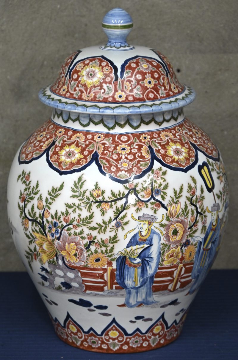 Grote dekselvaas/gemberpot. Gemerkt; Boch Keramis. Met Aziatisch decor.