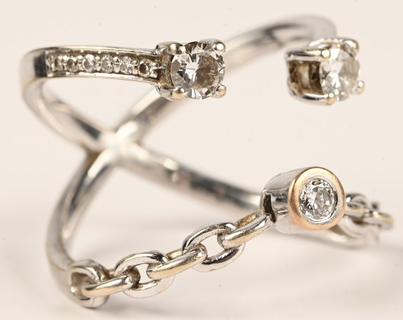 Een 18 kt witgouden ring bezet met briljanten met een gezamenlijk gewicht van 0,41 ct. VS. Met certificaat.
