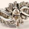 Een 14 kt witgouden ring bezet met briljanten een  diamant in markies geslepen en baguetten met een gezamenlijk gewicht van 1,08 ct. VS SI. Met certificaat.