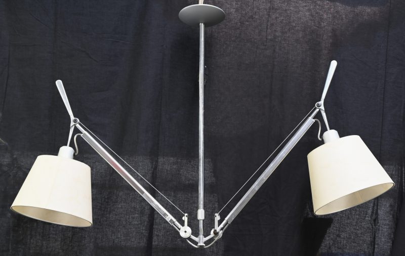 Een design hanglamp, Artemide Tolomeo Duo, met vochtschade aan de kapjes.