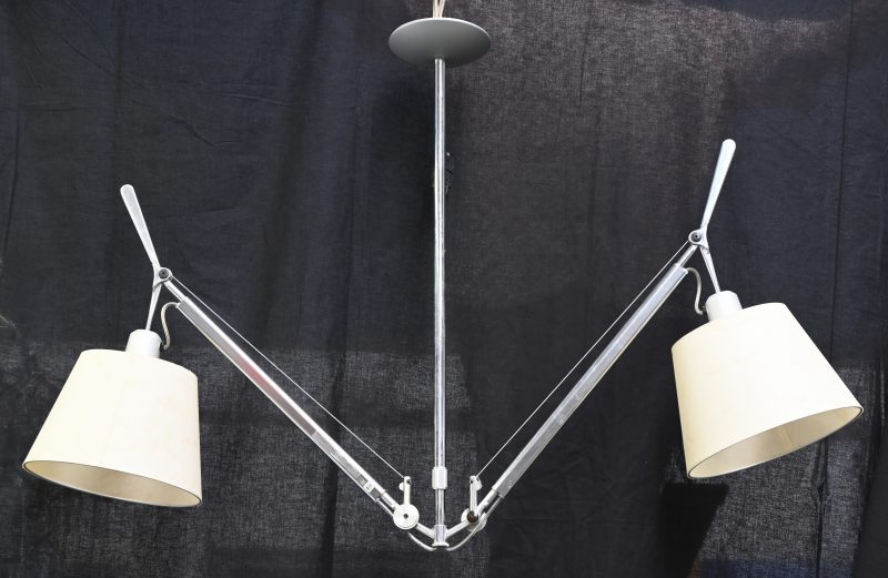 Een design hanglamp, Artemide Tolomeo Duo, met vochtschade aan de kapjes.