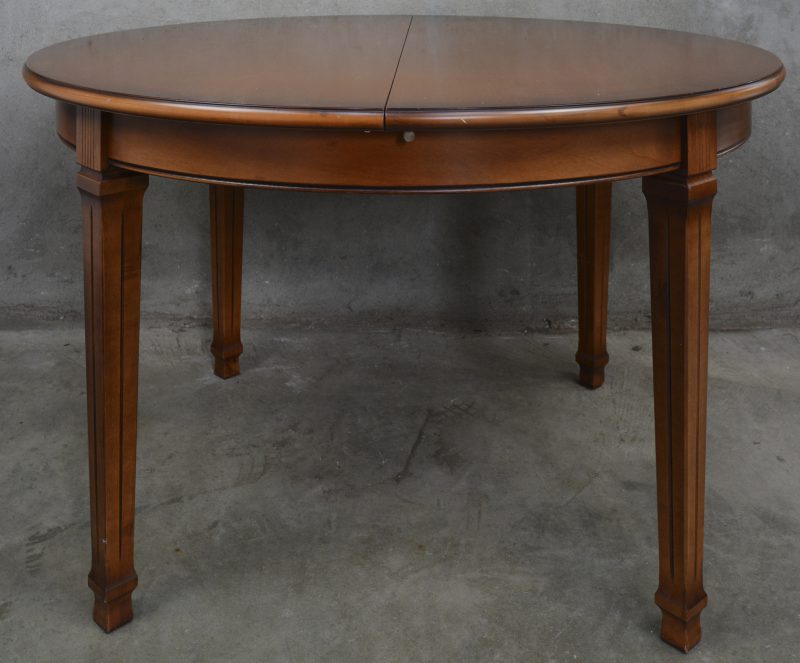 Een ronde kersenhouten tafel, verlengbaar.