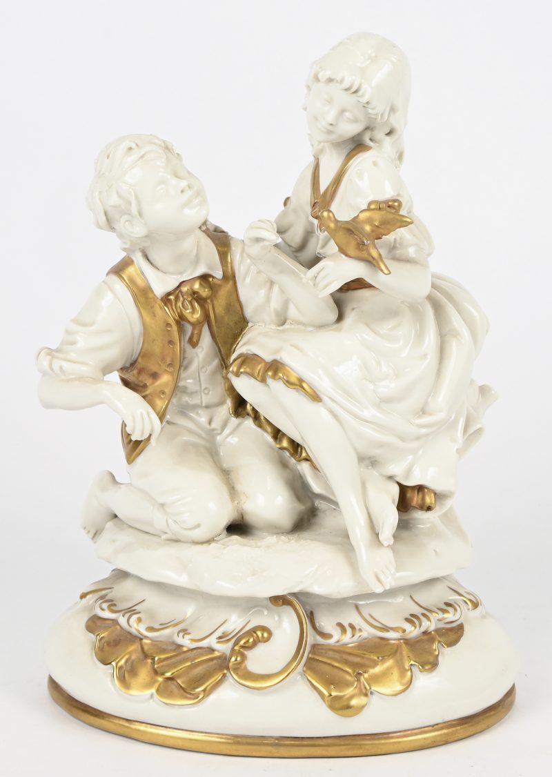‘Verliefd koppeltje met duif’. Wit met goudaccenten, gemerkt; B. Merli.
