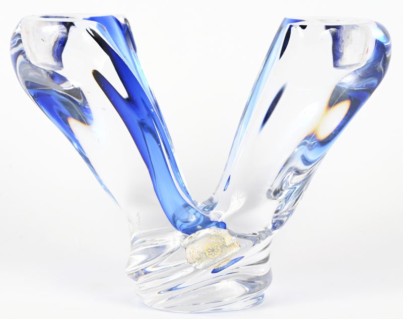 Tweearmige kandelaar van VSL kristal. Blauw in de massa gekleurd. Met resten van een sticker.