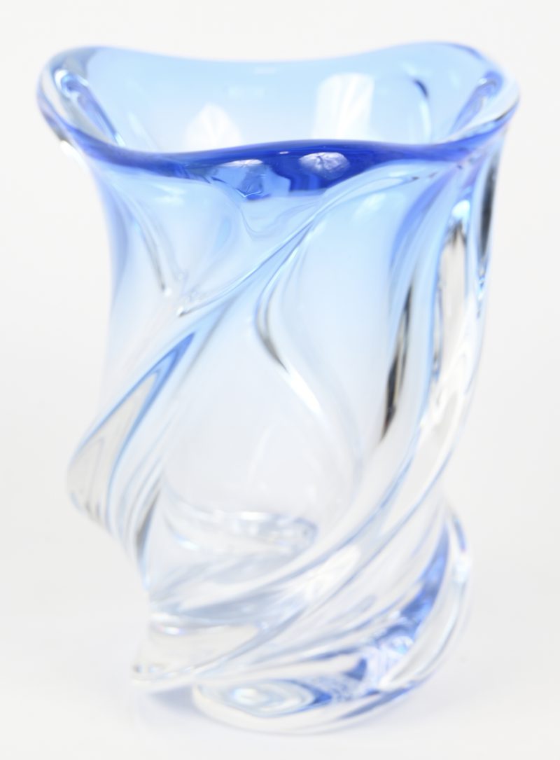 Een kleine vaas van VSL kristal. Blauw in de massa gekleurd. Niet gemerkt.