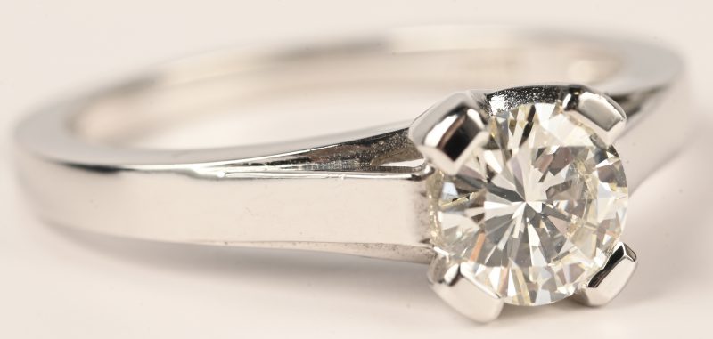 Een 18 kt witgouden ring bezet met een solitair van 0,66 ct. GVS1.