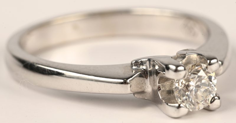 Een 18 kt witgouden ring bezet met een solitair van 0,62 ct. FVS.