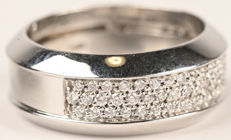 Een 18 kt witgouden ring bezet briljanten met een gezamenlijk gewicht van 1,18 ct.
