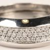 Een 18 kt witgouden ring bezet briljanten met een gezamenlijk gewicht van 1,18 ct.