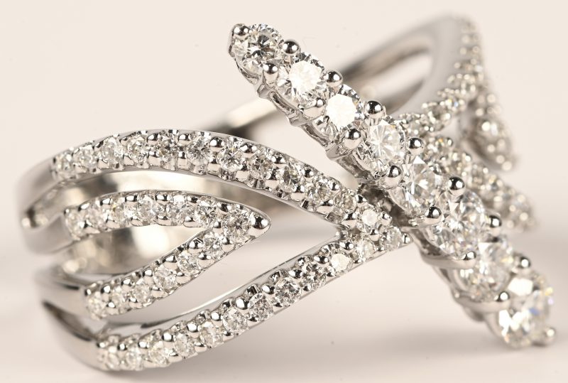 Een 18 kt witgouden ring bezet briljanten met een gezamenlijk gewicht van 1,06 ct.